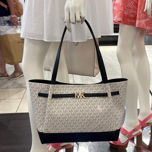 MICHAEL KORS
Reed Large Logo Shoulder Tote Bag
Vanilla/Black
Style# 35S3G6RT3B - Picture 15 of 16